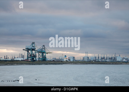 L'industrie lourde Teesside vu de la gare du sud de la Rivière Tees au coucher du soleil. Banque D'Images