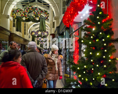 Burlington Arcade dans Piccadilly avec des décorations de Noël traditionnelles et shoppers London UK Banque D'Images
