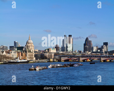 Ville de Londres et la Tamise vue de Waterloo Bridge, London UK Banque D'Images