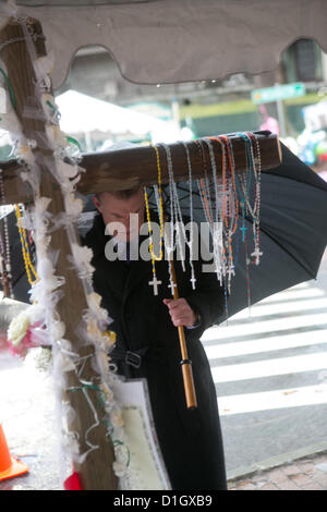 21 décembre 2012 - Newtown, Connecticut, États-Unis - un deuil visite le mémorial pour ceux qui ont été tués dans la fusillade de Sandy Hook à Newtown, CT Le vendredi 21 décembre 2012 une semaine de l'anniversaire de la fusillade. (Crédit Image : © Nicolas Czarnecki/ZUMAPRESS.com) Banque D'Images