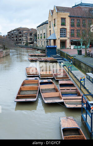 La station de barques à quai à Cambridge UK est déserte en raison de l'eau qui coule sur la rivière Cam Vendredi 21 décembre 2012. Les récentes fortes pluies a filtré dans la rivière, causant des niveaux d'eau et de forts courants de barques trop dangereux. La région est normalement pleine de touristes, même en hiver. Banque D'Images