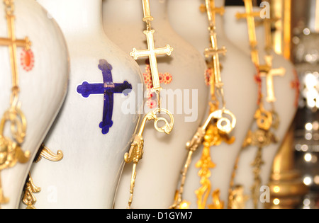 Les lampes de l'église Saint-Sépulcre dans le quartier chrétien de la vieille ville de Jérusalem. Banque D'Images