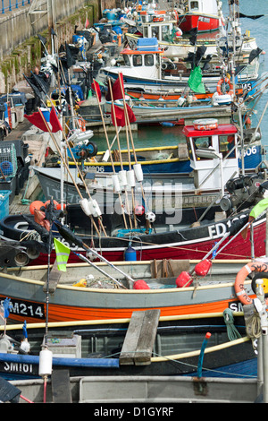 Les chalutiers de pêche dans le port de plaisance de Brighton Banque D'Images