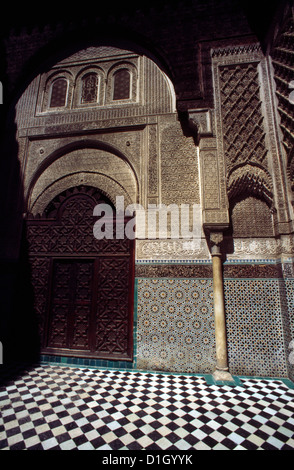 Fès Maroc Université d'Al-Qarawiyying (Kairaouine) et Mosquée porte fondée au IXe siècle par Fatima Al-Fihri la plus ancienne continuellement utilisé plus haut Banque D'Images