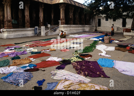 Séchage de sari à la cour du temple de Vithala dans l'ancien village De Hampi niché dans les ruines de la ville médiévale de Vijayanagar dans l'État du Karnataka en Inde Banque D'Images