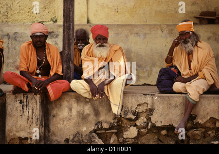 Hindou sadhus portant des vêtements traditionnels dans la ville de Rameswaram Dans l'État du Tamil Nadu Sud de l'Inde Banque D'Images