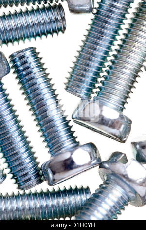 Close up of zinc vis couverts, isolé sur fond blanc Banque D'Images