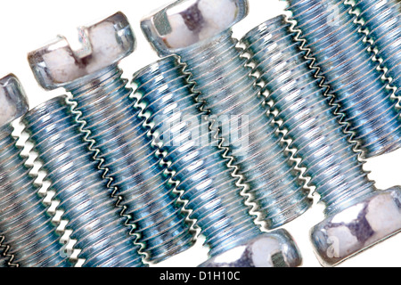 Close up of zinc vis couverts, isolé sur fond blanc Banque D'Images