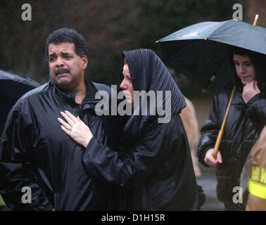 21 décembre 2012 - Newtown, Connecticut, États-Unis - pleureuses se rassemblent pour un moment de silence à 9 h 30 à l'entrée de l'école élémentaire de Sandy Hook exactement une semaine après la tuerie de Sandy Hook. (Crédit Image : © Nicolas Czarnecki/ZUMAPRESS.com) Banque D'Images