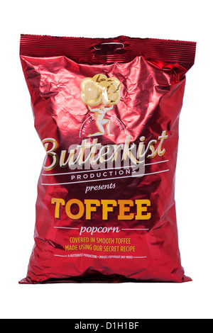 Un paquet de pop-corn caramel Butterkist sur fond blanc Banque D'Images