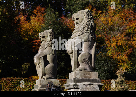 Paire de lions de grès à la Maison Pollok, dirigée par le National Trust for Scotland, Pollok Country Park, Glasgow, Écosse, Royaume-Uni Banque D'Images