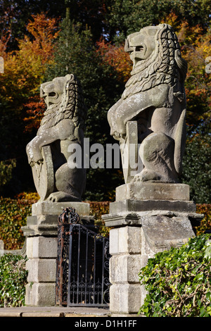 Paire de lions de grès à la Maison Pollok, dirigée par le National Trust for Scotland, Pollok Country Park, Glasgow, Écosse, Royaume-Uni Banque D'Images