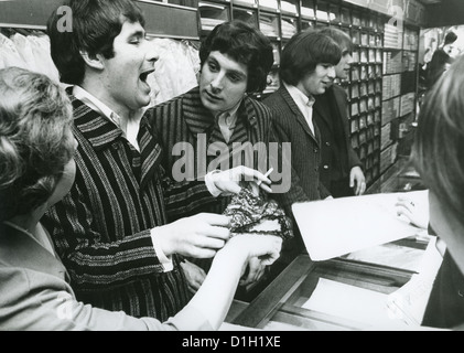 Le groupe de pop britannique The Troggs en octobre 1966 à l'ouverture du City Girl boutique dans la rue Victoria, Londres. Photo Tony Gale Banque D'Images