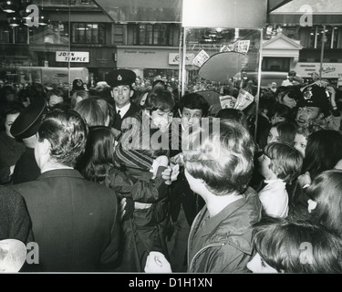 Le groupe de pop britannique The Troggs en octobre 1966 à l'ouverture du City Girl boutique dans la rue Victoria, Londres. Photo Tony Gale Banque D'Images