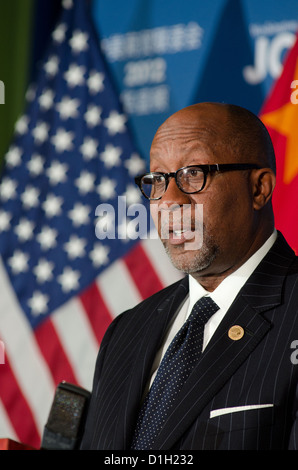 La représentante au Commerce des États-Unis, Ron Kirk, écoute un une question à la 23e session de la Chine nous Joint Commission on Commerce and Trade Conference 19 décembre 2012 à Washington, DC. Banque D'Images