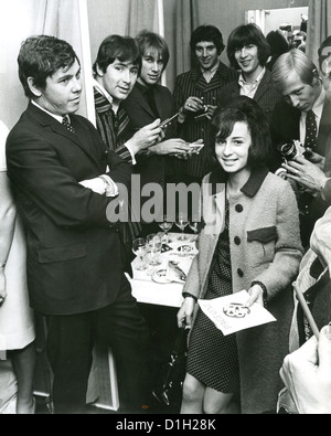 Le groupe de pop britannique The Troggs en octobre 1966 à l'ouverture de la City Girl boutique dans la rue Victoria, Londres. Photo Tony Gale Banque D'Images