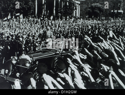 Foule entourant Adolf Hitler, Berlin, Allemagne, le 1 mai 1934 Banque D'Images