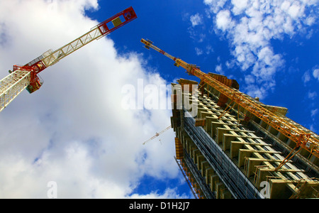 Maison en construction. Ciel nuageux. Banque D'Images