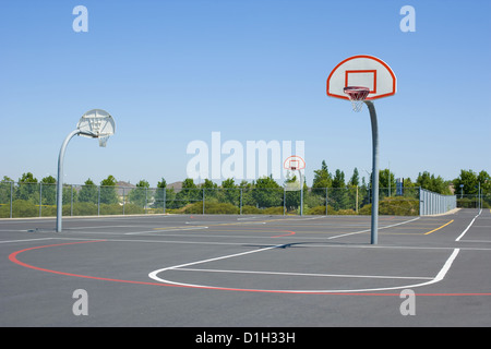 Basket-ball avec Blacktop Banque D'Images