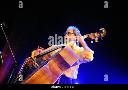 American jazz et world music ensemble à l'Oregon Jamboree Jazz en Pologne. Glen Moore joue la basse. Banque D'Images