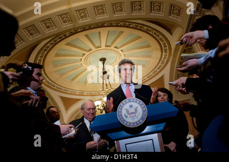 21 décembre 2012 - Washington, District of Columbia, États-Unis - John Kerry, le sénateur du Massachusetts et ancien candidat à la présidence en 2004, a été nommée par le président Obama pour remplacer Hillary Clinton comme secrétaire d'État dans le second mandat d'Obama. La nomination est soumise à ratification par le Sénat. Sur la photo : le 20 décembre 2010 - Washington, District of Columbia, États-Unis - flanqué de sénateurs Carl Levin (D-MI) et Dianne Feinstein (D-CA), le sénateur John Kerry (D-MA) parle aux médias à la suite d'un sénat session pour discuter de certaines des informations classifiées de la nouvelle STA Banque D'Images