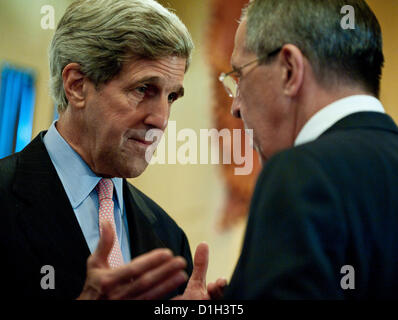 21 décembre 2012 - Washington, District of Columbia, États-Unis - John Kerry, le sénateur du Massachusetts et ancien candidat à la présidence en 2004, a été nommée par le président Obama pour remplacer Hillary Clinton comme secrétaire d'État dans le second mandat d'Obama. La nomination est soumise à ratification par le Sénat. Sur la photo : June 24, 2010 - Washington, District of Columbia, États-Unis, - le sénateur John Kerry s'entretient avec le Ministre russe des affaires étrangères Sergey Lavrov à la capitale américaine jeudi. (Crédit Image : ©/ZUMApress.com) Marovich Pete Banque D'Images