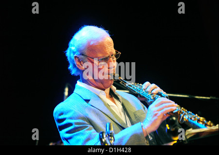 American jazz et world music ensemble à l'Oregon Jamboree Jazz en Pologne. Paul McCandless joue du saxophone. Banque D'Images