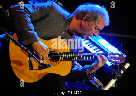 American jazz et world music ensemble à l'Oregon Jamboree Jazz en Pologne. Ralph Towner joue de la guitare. Banque D'Images