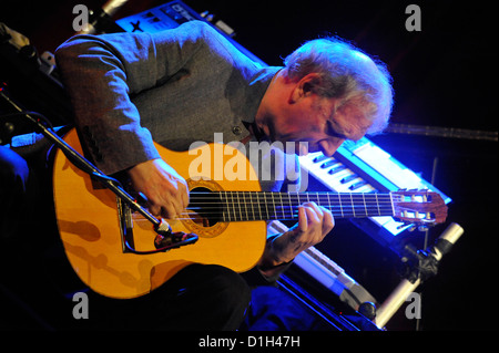 American jazz et world music ensemble à l'Oregon Jamboree Jazz en Pologne. Ralph Towner joue de la guitare. Banque D'Images