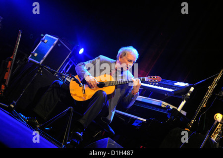 American jazz et world music ensemble à l'Oregon Jamboree Jazz en Pologne. Ralph Towner joue de la guitare. Banque D'Images