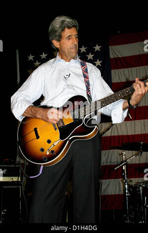 21 décembre 2012 - Washington, District of Columbia, États-Unis - John Kerry, le sénateur du Massachusetts et ancien candidat à la présidence en 2004, a été nommée par le président Obama pour remplacer Hillary Clinton comme secrétaire d'État dans le second mandat d'Obama. La nomination est soumise à ratification par le Sénat. Sur la photo : 18 Septembre, 2003 - New York, New York, États-Unis - Le sénateur John Kerry joue quelques guitare pendant une campagne présidentielle de collecte de fonds. (Crédit Image : © Rick Mackler/Photos/ZUMAPRESS.com) Globe Banque D'Images