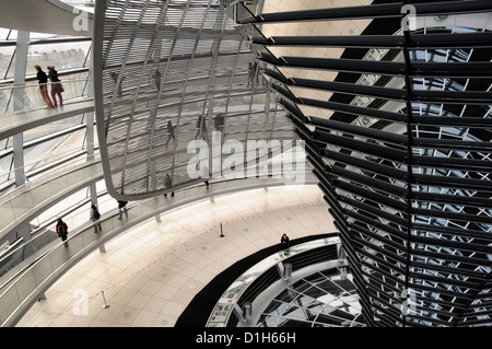 L'intérieur de la coupole du Reichstag à Berlin, conçu par Norman Foster Banque D'Images