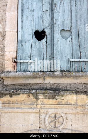 Fenêtre avec coeur dans le village Oppède-le-Vieux en Provence dans le sud de la France Banque D'Images