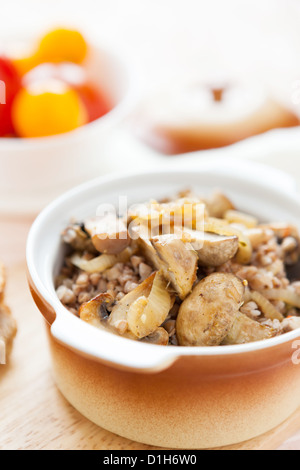 Le sarrasin aux champignons dans une casserole, close-up Banque D'Images