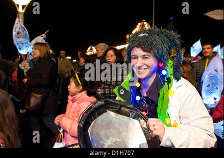 La collecte de dons que la parade arrive à Madère. Burning the Clocks Lantern Procession éclairée à Brighton 21 décembre 2012 photo©Julia Claxton Banque D'Images