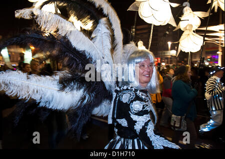 Le défilé arrive à Madère. Burning the Clocks Lantern Procession éclairée à Brighton 21 décembre 2012 photo©Julia Claxton Banque D'Images