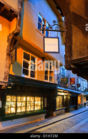 La Shambles York Yorkshire Angleterre au crépuscule Banque D'Images