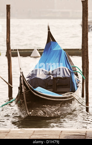 Gondole simple près de la Piazza San Marco, Venise, Italie. Banque D'Images