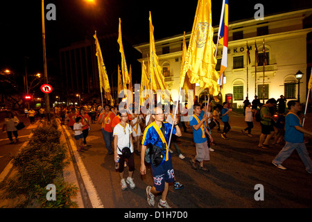 Un groupe de dévots faire buddhish drapeaux pendant la journée Wesak procession le 5 mai 2012 devant le musée, les Malais bâtiment Telekom Banque D'Images