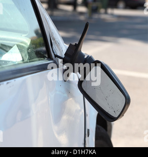Voiture endommagée et casse le rétroviseur latéral. Banque D'Images