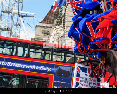 London Eye et Westminster Londres Angleterre Bus Rouge Banque D'Images