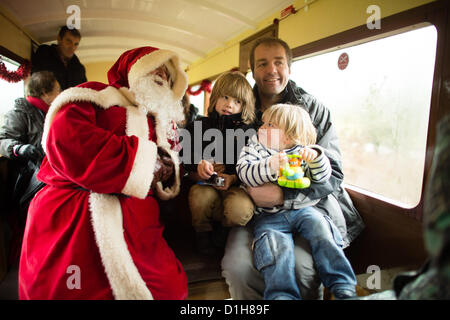 Samedi 22 décembre 2012. Pays de Galles Aberystwyth UK. Après un intervalle de plus de 20 ans la 'Santa' excursion spéciale Noël revient à la vallée de chemin de fer à vapeur à voie étroite de Rheidol. L'exécution de quatre fois par jour sur le week-end avant Noël, les familles ont venu d'aussi loin que Kent (à plus de 200 milles) de voyager dans le train et de rencontrer le Père Noël. photo ©keith morris Banque D'Images