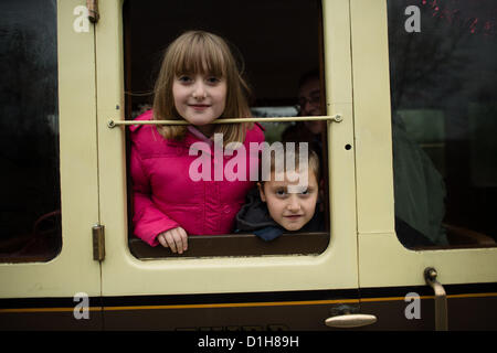 Samedi 22 décembre 2012. Pays de Galles Aberystwyth UK. Après un intervalle de plus de 20 ans la 'Santa' excursion spéciale Noël revient à la vallée de chemin de fer à vapeur à voie étroite de Rheidol. L'exécution de quatre fois par jour sur le week-end avant Noël, les familles ont venu d'aussi loin que Kent (à plus de 200 milles) de voyager dans le train et de rencontrer le Père Noël. photo ©keith morris Banque D'Images