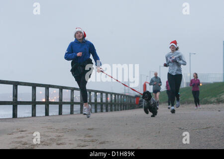 Braves concurrents des conditions difficiles dans le parc Aberdeen Run 5K Race le 22 décembre. Banque D'Images