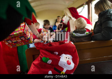 Samedi 22 décembre 2012. Pays de Galles Aberystwyth UK. Après un intervalle de plus de 20 ans la 'Santa' excursion spéciale Noël revient à la vallée de chemin de fer à vapeur à voie étroite de Rheidol. L'exécution de quatre fois par jour sur le week-end avant Noël, les familles ont venu d'aussi loin que Kent (à plus de 200 milles) de voyager dans le train et de rencontrer le Père Noël. photo ©keith morris Banque D'Images