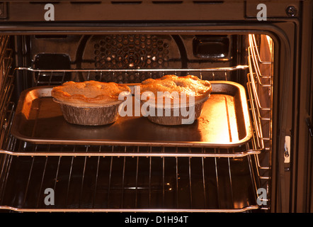 Pâte feuilletée 2 pâtés de viande dans un four de cuisson Banque D'Images