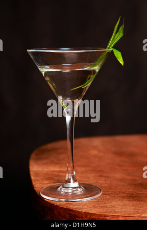 Martini dans un verre d'une valeur sur une surface en bois Banque D'Images