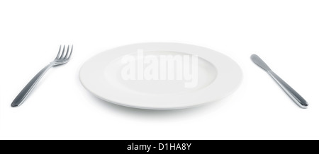 La plaque vide avec fourchette et couteau sur fond blanc Banque D'Images
