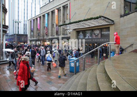 Jonction entre Sauchiehall Street et Buchanan Street, Glasgow, Écosse, Royaume-Uni, samedi 22 décembre 2012. Les gens font du shopping de Noël dans le centre-ville en passant par le centre commercial Buchanan Galleries Banque D'Images