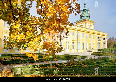 Décor de l'automne - baroque palace Wilanow à Varsovie, Pologne. Banque D'Images